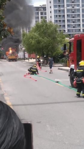  车辆|突发！阳关大道一车辆起火，车上有6个煤气罐！