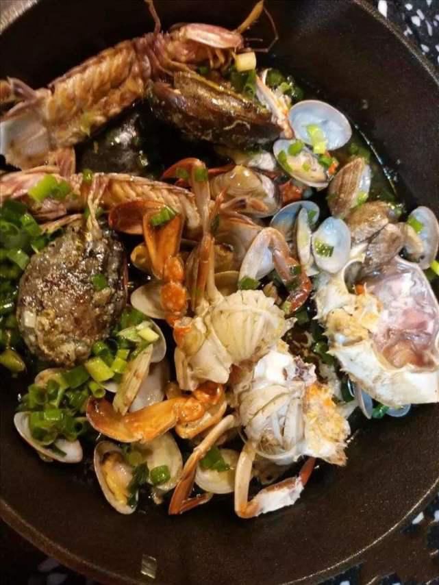 疑似|两面派的饭店：疑似给客人看活蟹，做的时候用死蟹