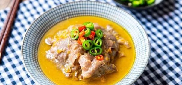 美味|一个人这么吃,把金针菇和它煮,简单精致,不脏菜板!偷懒又美味