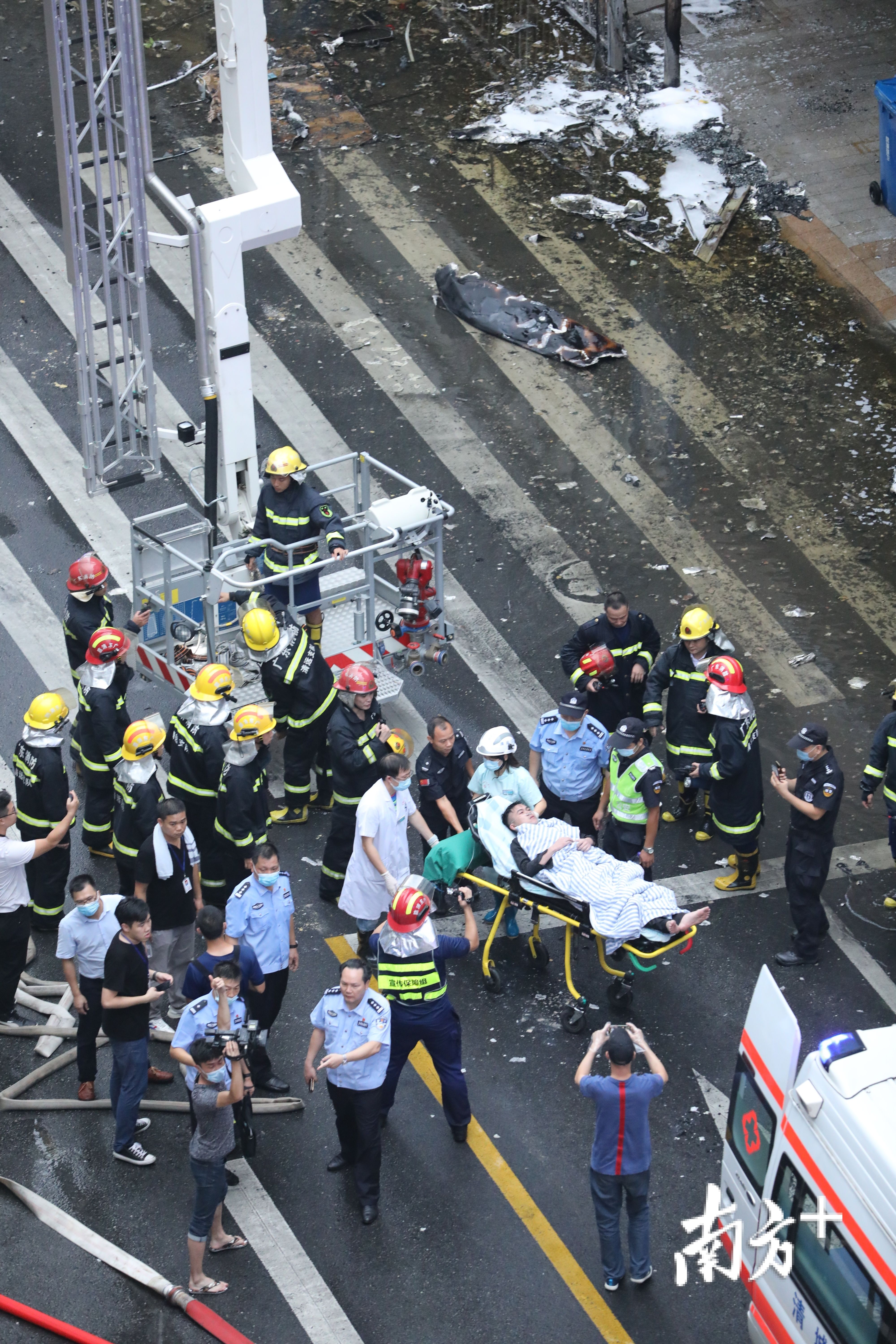 消防|清远一大厦火灾已扑灭,消防出动云梯救出1人