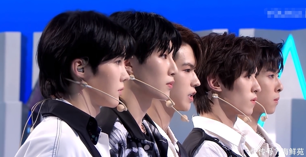  舞台上|千玺在舞台前当导师点评，台上的选手是前队长，对他的称呼很暖心