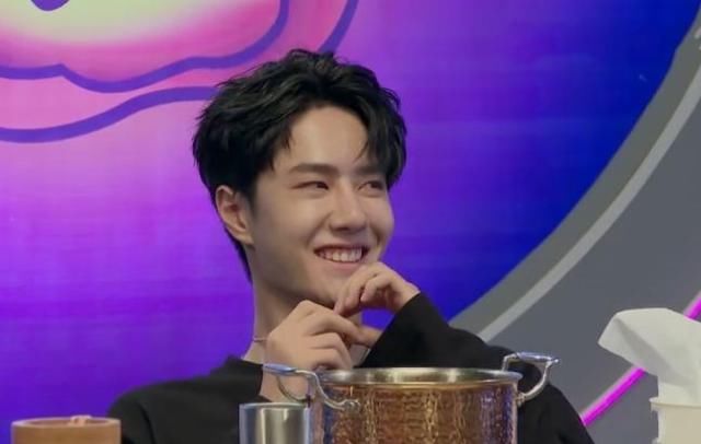  肖战|王一博录制《街舞》，全网注意力都在他的脚上，这是穿肖战的吧？