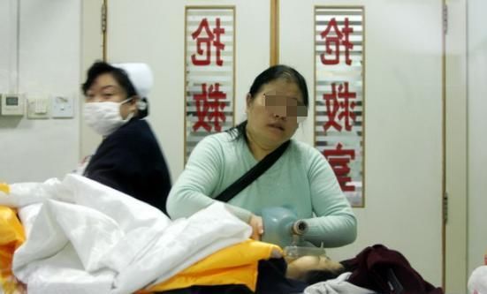  丈夫|35岁女子泳池遭13岁男童冒犯，随后全家被人肉，吞500安眠药自杀