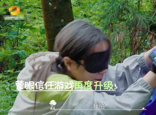  萌娃之间|萌娃带路郑爽差点崴脚，脱口而出的话引关注，有无爱心很明显