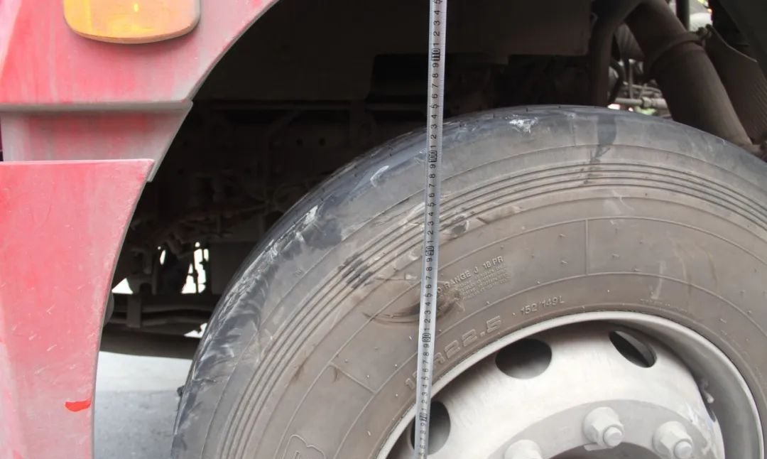  电动车|电动车一头撞上大货车！闯黄灯远比你想象中危险！| 一线微观