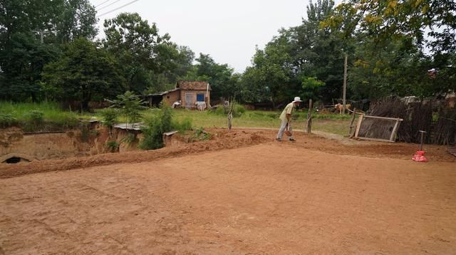 神器|农村7旬老人搞土建不请工程队，“铁杵墩”是神器，看是啥工具