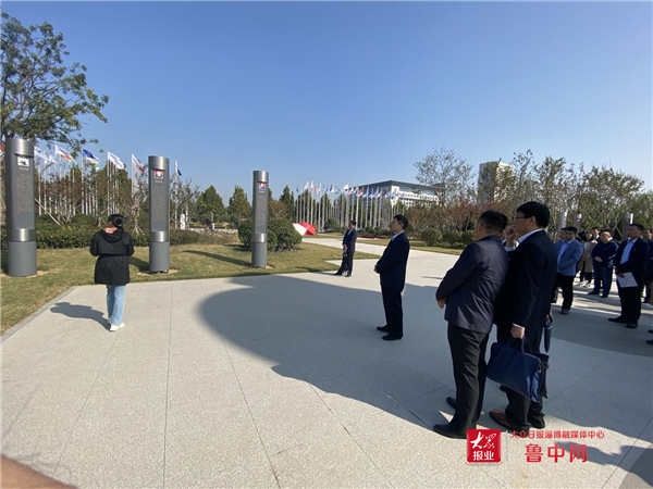 服务局|致敬时代楷模 传承榜样力量 淄博市行政审批服务局在城市荣耀广场开展主题党日活动