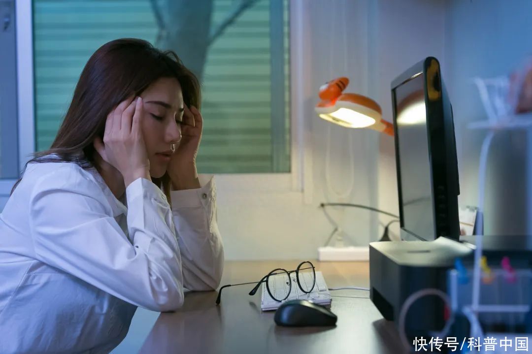 长期熬夜不够睡的人会怎样(那些经常睡不够的人，后来都怎么样了？看完再也不敢熬夜了！)