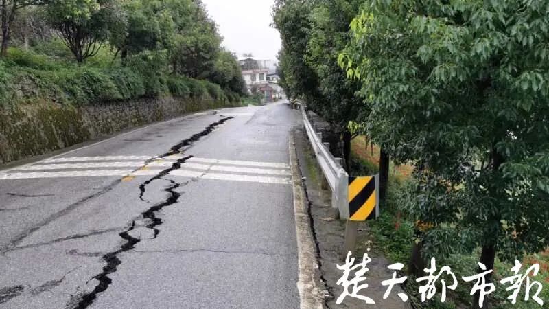 恩施市|警报再次拉响！恩施山体滑坡形成堰塞湖，当地群众紧急撤离