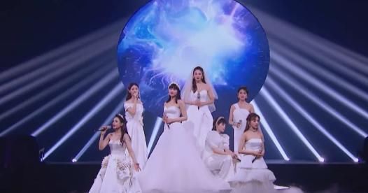  姐姐|《乘风破浪的姐姐》李斯丹妮票数遭到质疑，蓝盈莹成为话题关键人