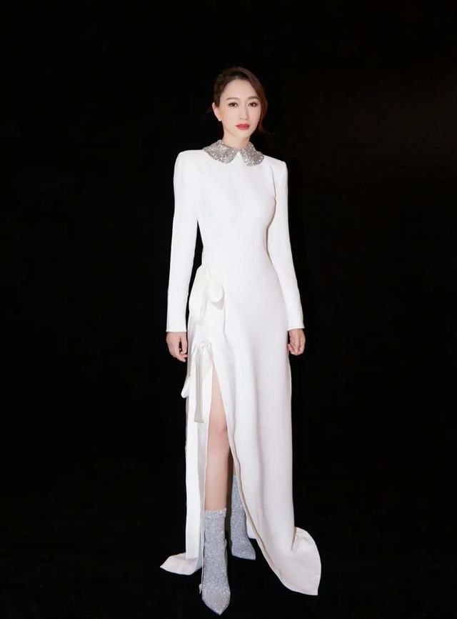 塑料|被李小冉“夹腿坐”迷住,穿粉色连衣裙配塑料斗篷,意外高级优雅