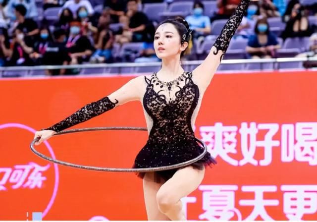  爆炸|凭“双料冠军”美爆炸热搜的她，才不是无辜“被绿”的傻白甜