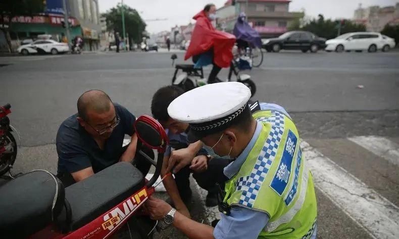  电动|一致好评丨招远交警冒雨走上街头帮电动自行车上牌!