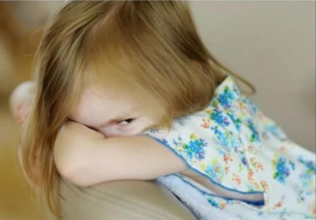  教育|7岁女孩偷东西亲妈报警：“让警察抓走你！”的现实版，是教育还是恐吓