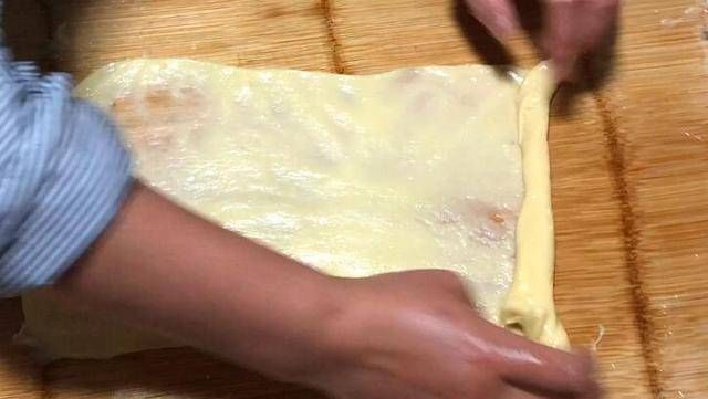  好吃|面粉别蒸馒头了，教你个新做法，比花卷油条还好吃，特别香