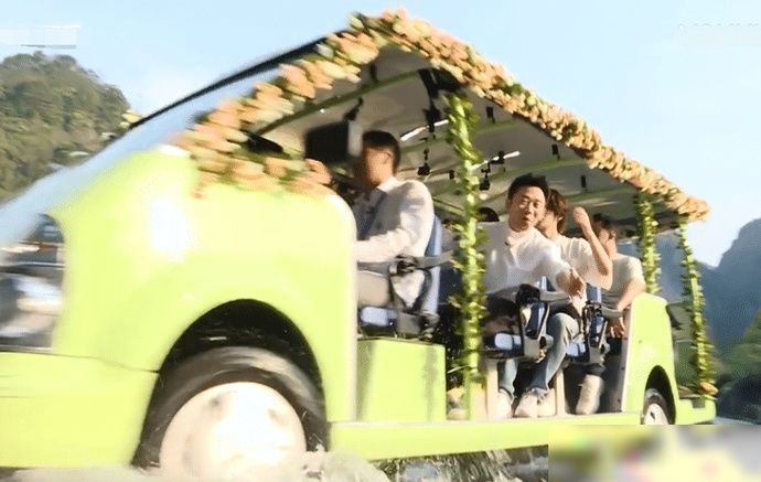  安排|跑男成员集体坐车过水桥，镜头拉近看清座位安排，谁更受宠很明显