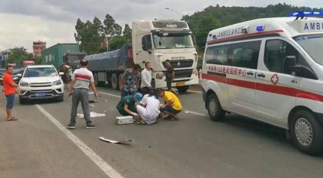 摩托|事发环城路!一辆SUV款轿车与摩托发生碰撞,两人受伤……