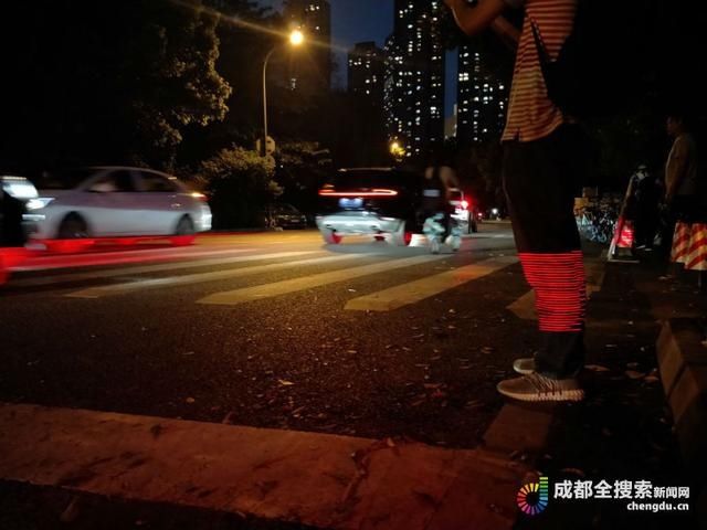  城市|全国首创“安全过街神器”现身成都 夜间过街心不虚了