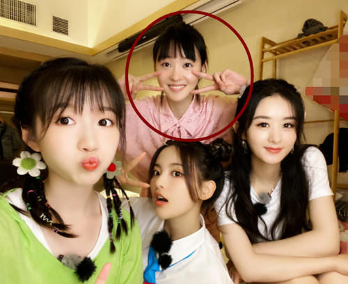  看清|李浩菲晒合影，赵丽颖不是重点，看清身后女助理，3秒内求她所有信息