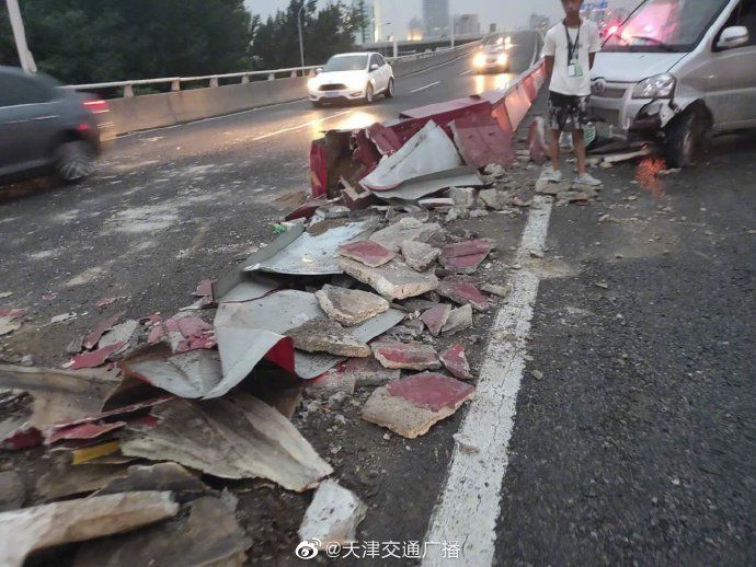  天津|天津 一面包车躲避别车撞水马