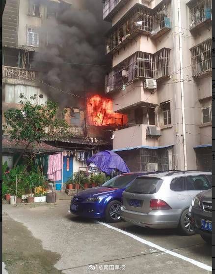 突发|南宁一商铺突发火灾,幸无人员伤亡