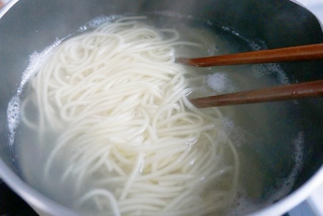  夏天|夏天必吃的凉面，做法简单，清爽开胃，家人都喜欢