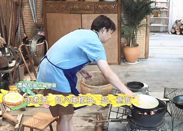  锅煮出来|黄磊捞出煮好的意面时，锅内“黑色残渣”抢镜，这还能吃吗？