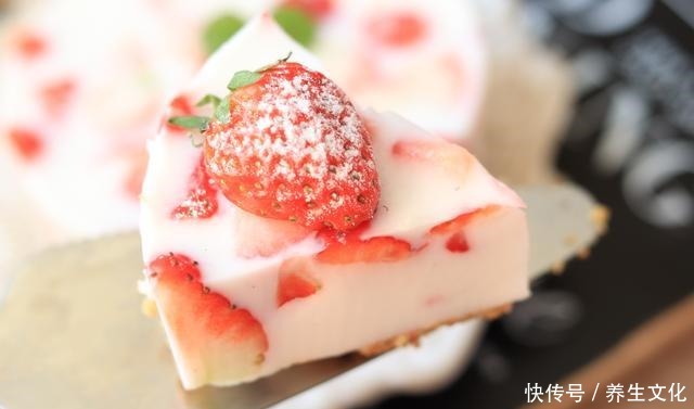 草莓|这蛋糕无需烤箱就能做，香甜嫩滑，入口即化，新手一次成功