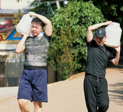 嫌弃|快乐家族除谢娜外共同录制《向往》,何炅开心迎接,黄磊却面露嫌弃