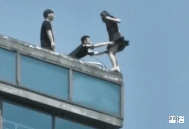 女孩|年轻女孩站30层楼顶欲轻生,双脚大半悬空中,男友下跪磕头道歉