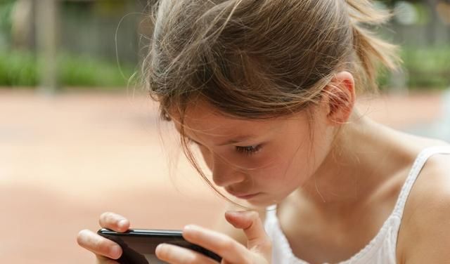  手机|孩子爱玩手机，真正的根源并非手机，而是孩子内心“爱”的匮乏