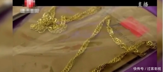 忽悠|忽悠路人抽奖周围全是托!女摊主嫌诈骗不过瘾竟直接开抢