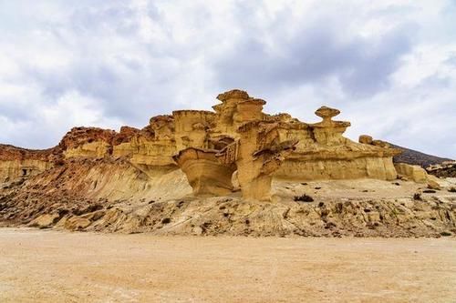  日光浴|西班牙52岁大妈海滩未着丝缕日光浴，被30岁非裔男子侵犯并偷走随身物