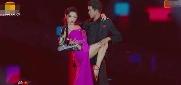 跳舞|万茜受伤依然站C位,全员单手跳舞有团魂,宁静顾全大局帮忙拉票