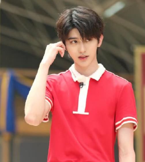  反感|孟美岐参加节目，见到蔡徐坤还90度鞠躬，蔡徐坤的反应让人反感