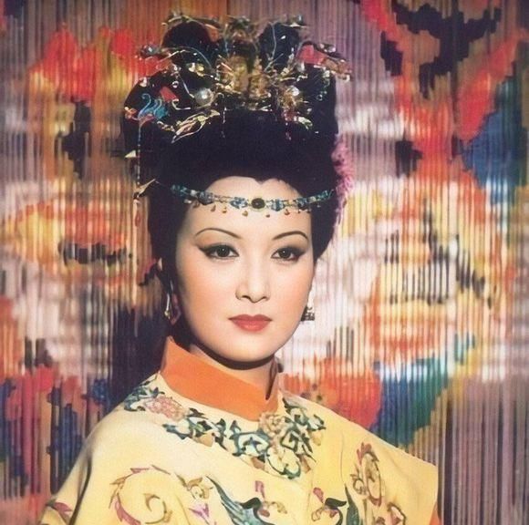  贾母|王熙凤卖乖讨巧，却触动贾母的怨愤往事，当众让王夫人下不来台