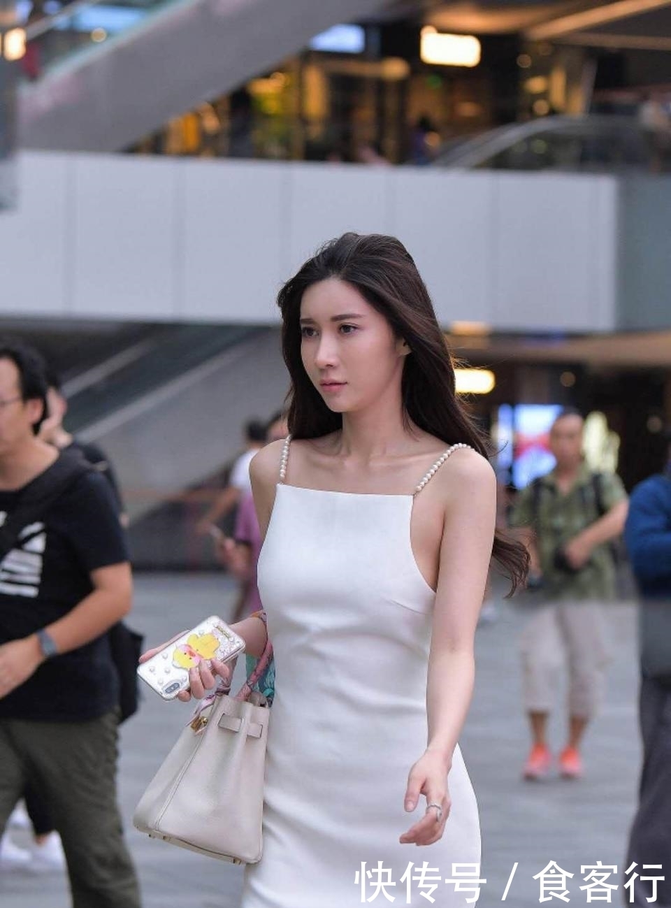 小姐姐|街拍：女神级小姐姐穿大露背连衣裙，凹凸有致的曲线，自带性感！