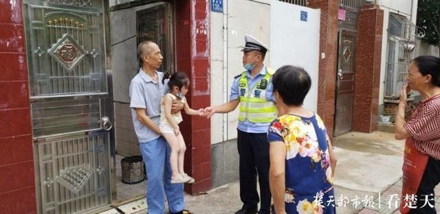  回家|粗心父亲与女儿走散，交警开着电瓶车送女孩回家