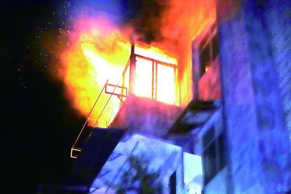  家中|居民家中失火 消防员及时扑灭