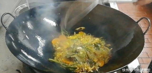 烧鸡|淮扬菜大厨改良员工餐将香菇烧鸡这么做,鲜香微辣,开胃下饭