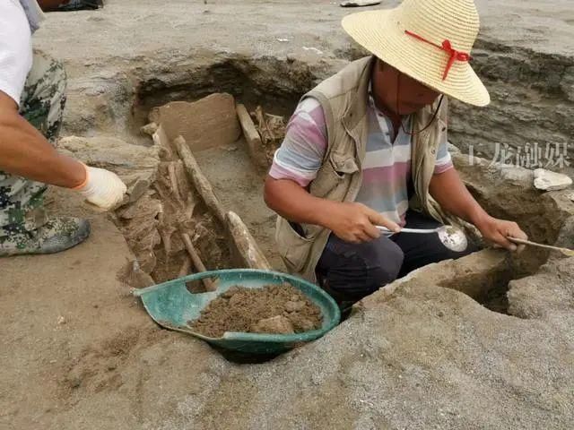  重建|一中学重建足球场，发现3000㎡古墓，单坑19颗头骨