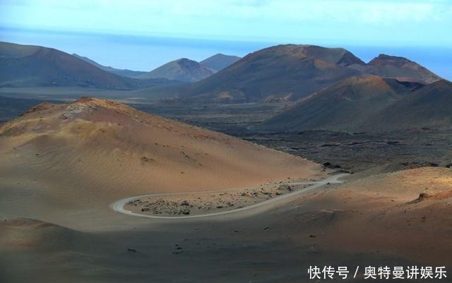 种在|西班牙的兰萨罗特岛,为什么葡萄都种在由半圈石环围成的圆坑中?