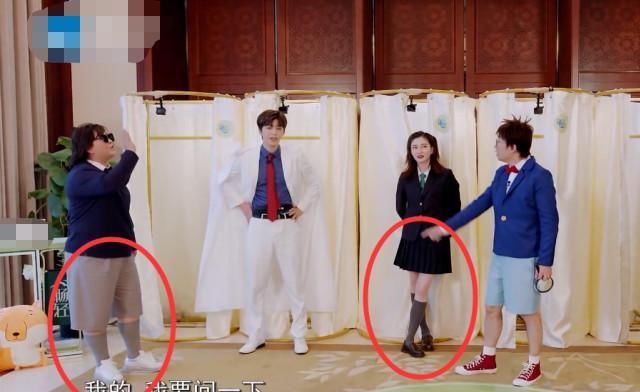  贾玲|一样的长筒袜，当江疏影和贾玲都穿上之后，不太敢忍心看了！