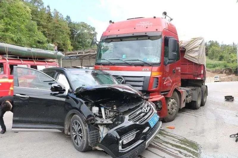  路段|马关龙半坡路段三车相撞