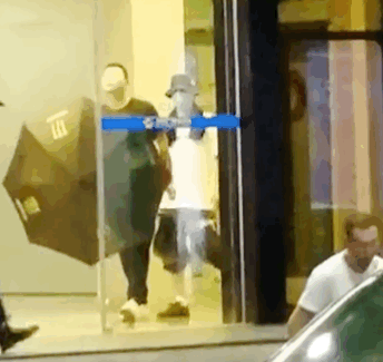 裤腿|王一博防出糗挽裤腿,系蝴蝶结瘸腿走路,看到粉丝装酷营业打招呼