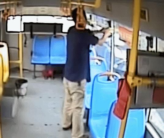  回报|持续捶打司机16拳，换来“回报”3年刑