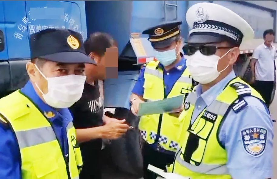 工作|城阳公安交警联合开展超限超载和大气污染整治工作