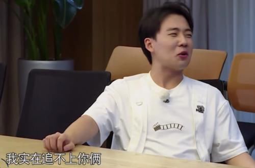  大笑|郭麒麟又被围攻撕名牌，女孩子们都在大笑，只有baby的反应最暖心