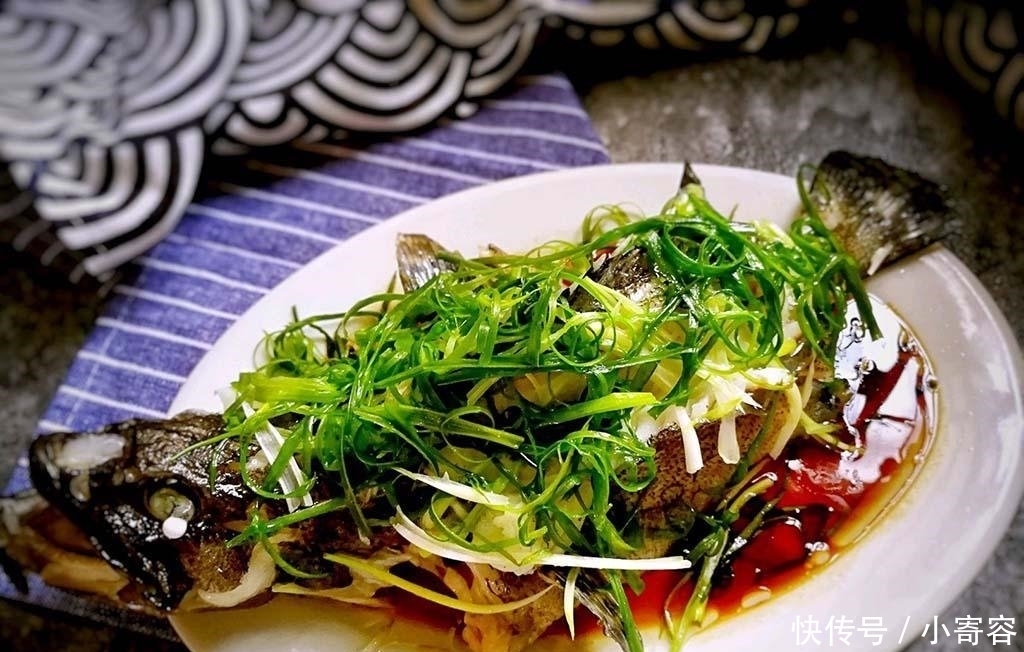 蒸鱼|鱼庄老板:不管蒸什么鱼,加一点“它”,鱼不仅没腥味,肉更鲜嫩
