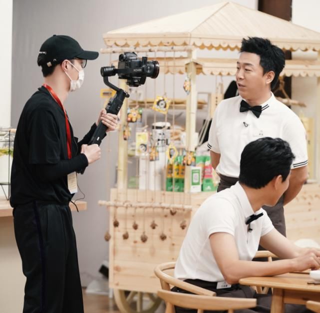  发文|张艺兴惊喜现身，反遭黄渤“狠打”，同台后黄渤发文让观众意难平